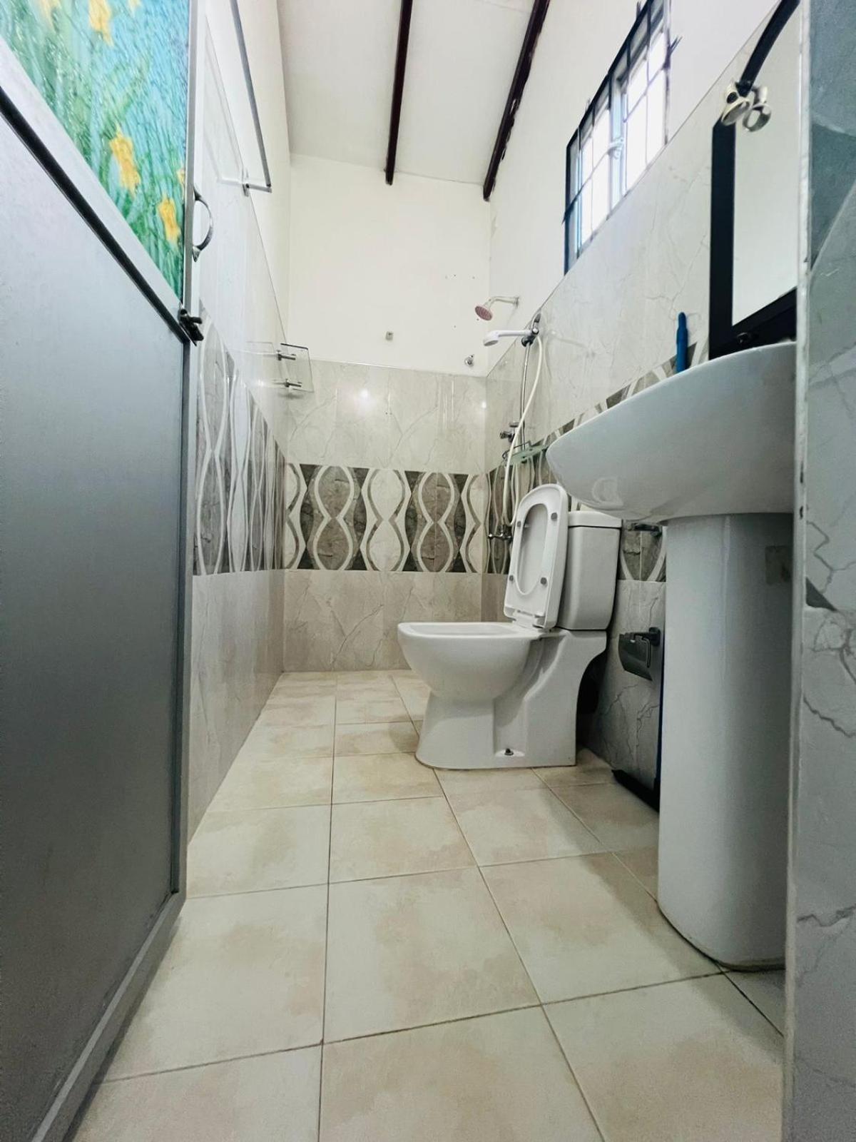 Honey Beach Hostel Негомбо Экстерьер фото