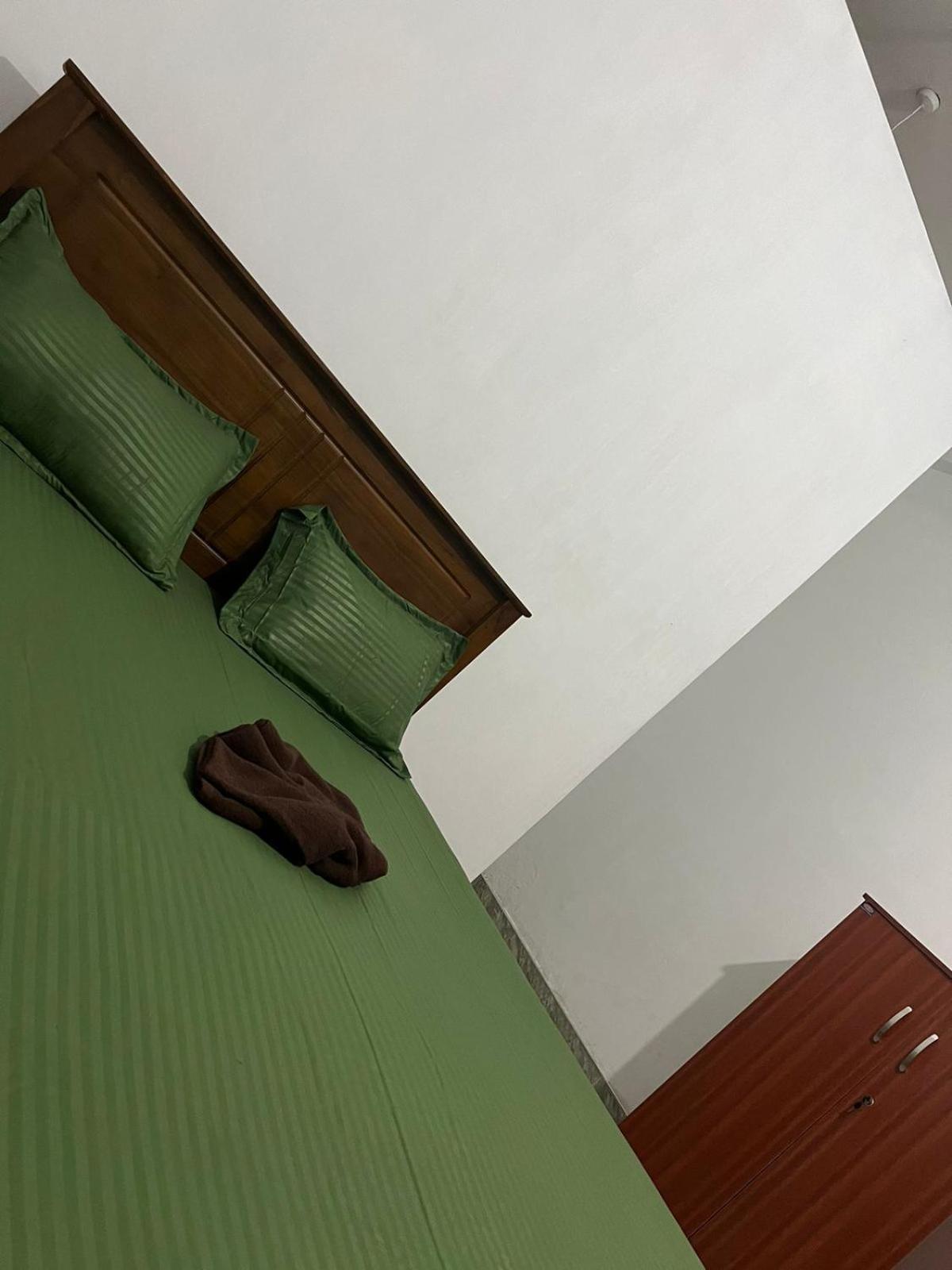 Honey Beach Hostel Негомбо Экстерьер фото