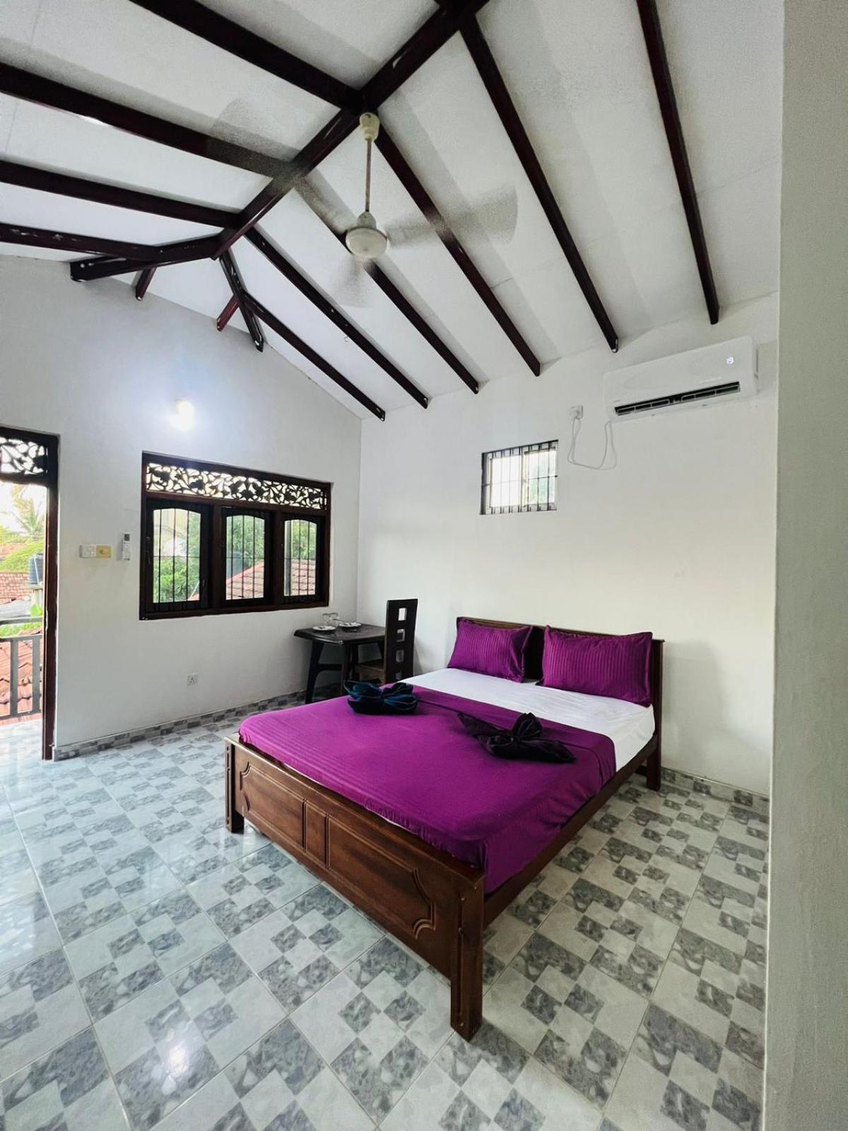 Honey Beach Hostel Негомбо Экстерьер фото