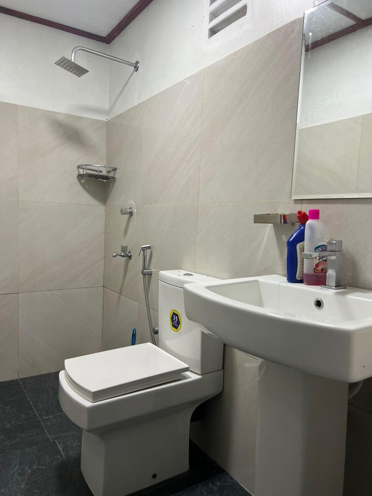 Honey Beach Hostel Негомбо Экстерьер фото