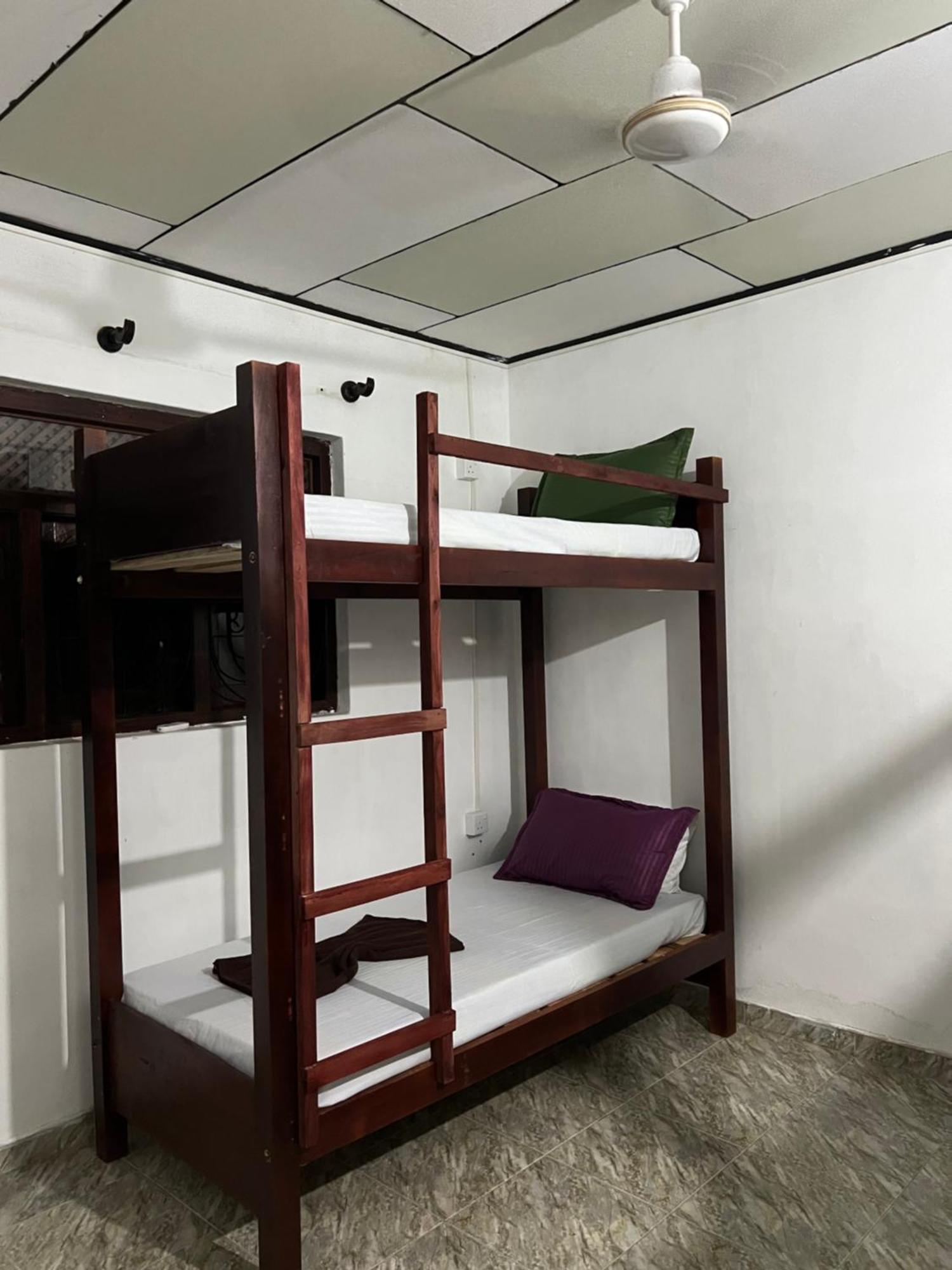 Honey Beach Hostel Негомбо Экстерьер фото