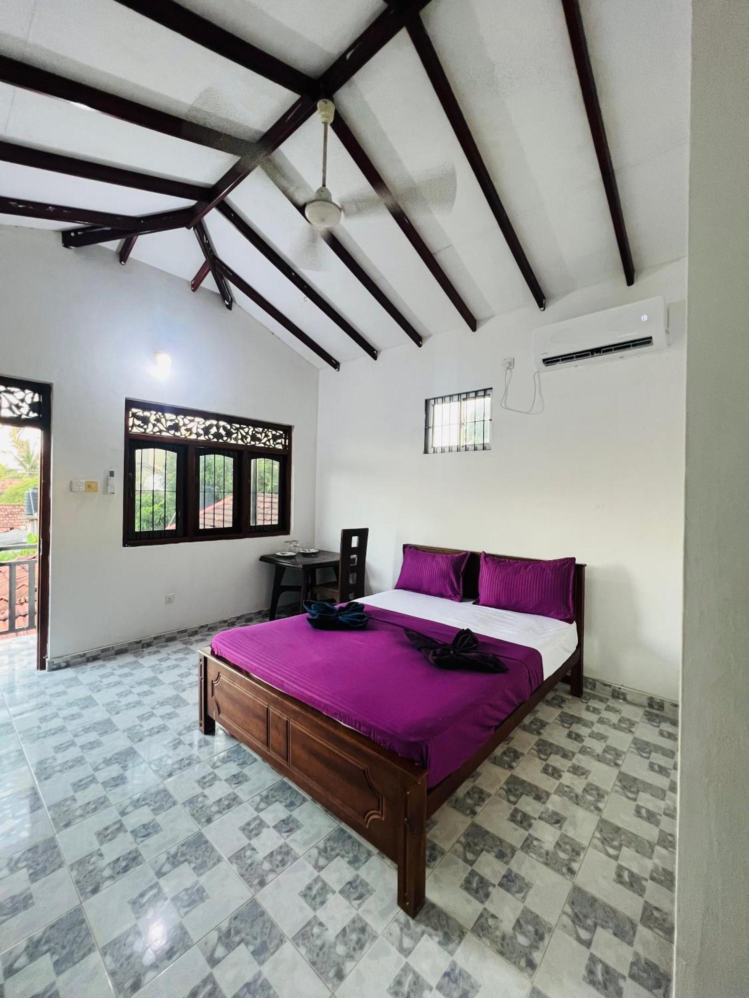 Honey Beach Hostel Негомбо Экстерьер фото