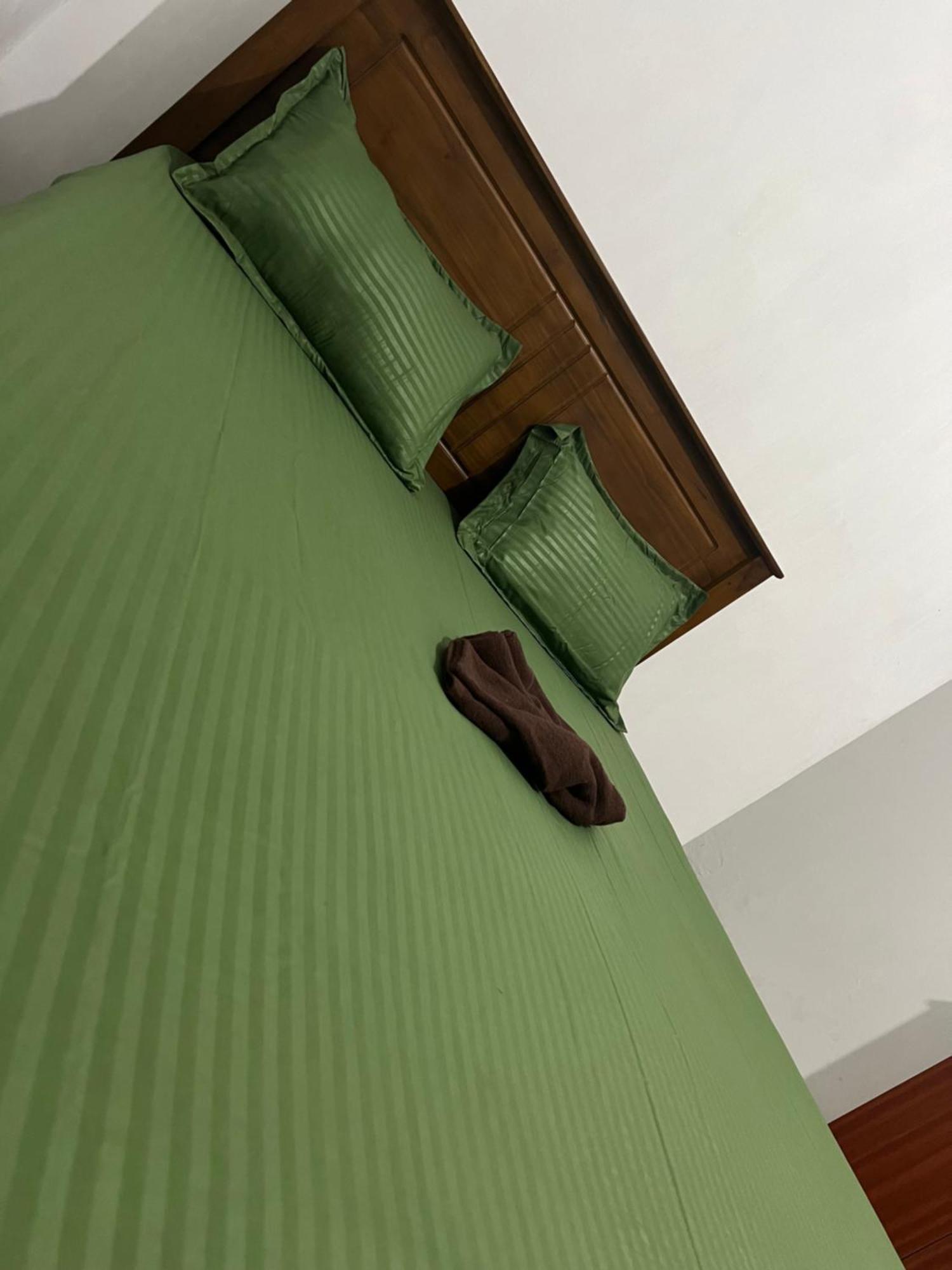 Honey Beach Hostel Негомбо Экстерьер фото