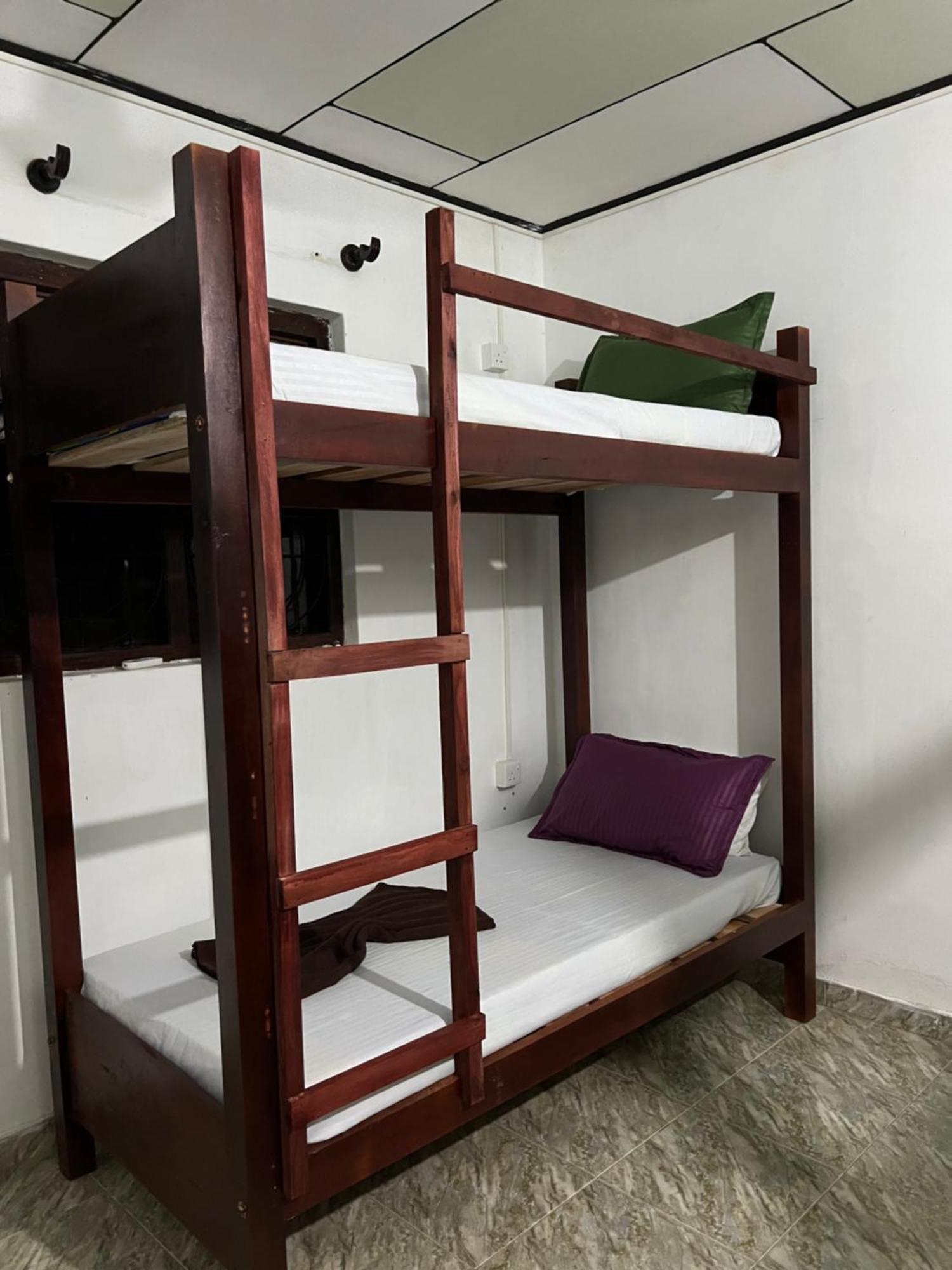 Honey Beach Hostel Негомбо Экстерьер фото