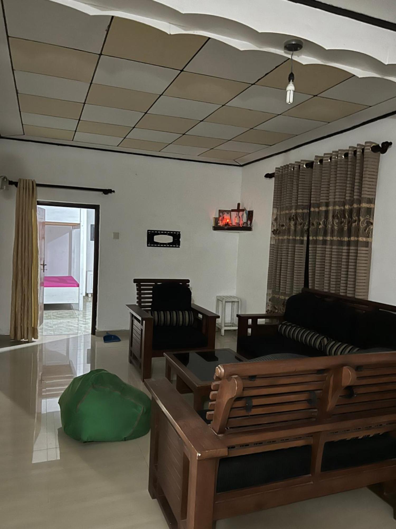 Honey Beach Hostel Негомбо Экстерьер фото