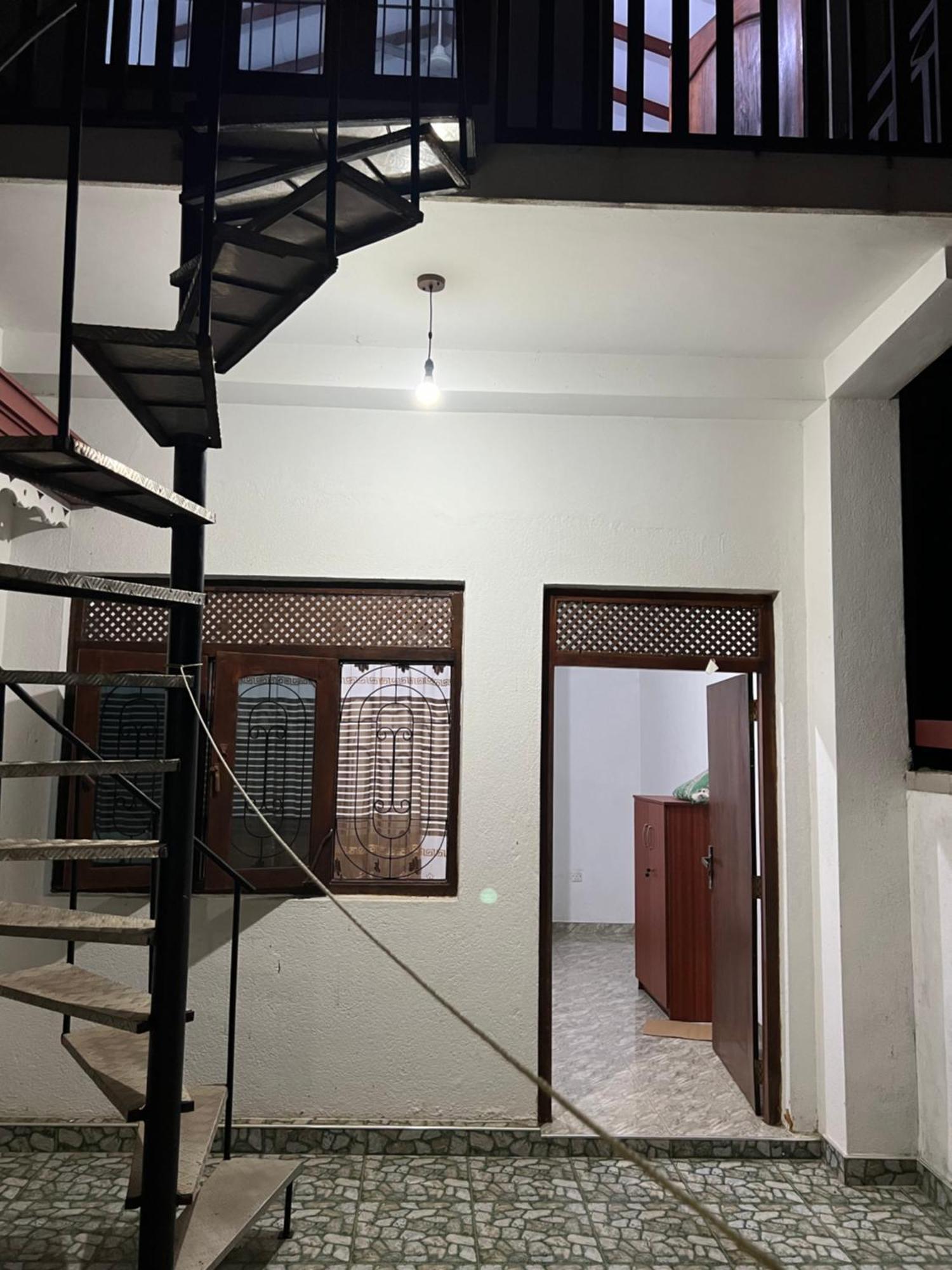 Honey Beach Hostel Негомбо Экстерьер фото