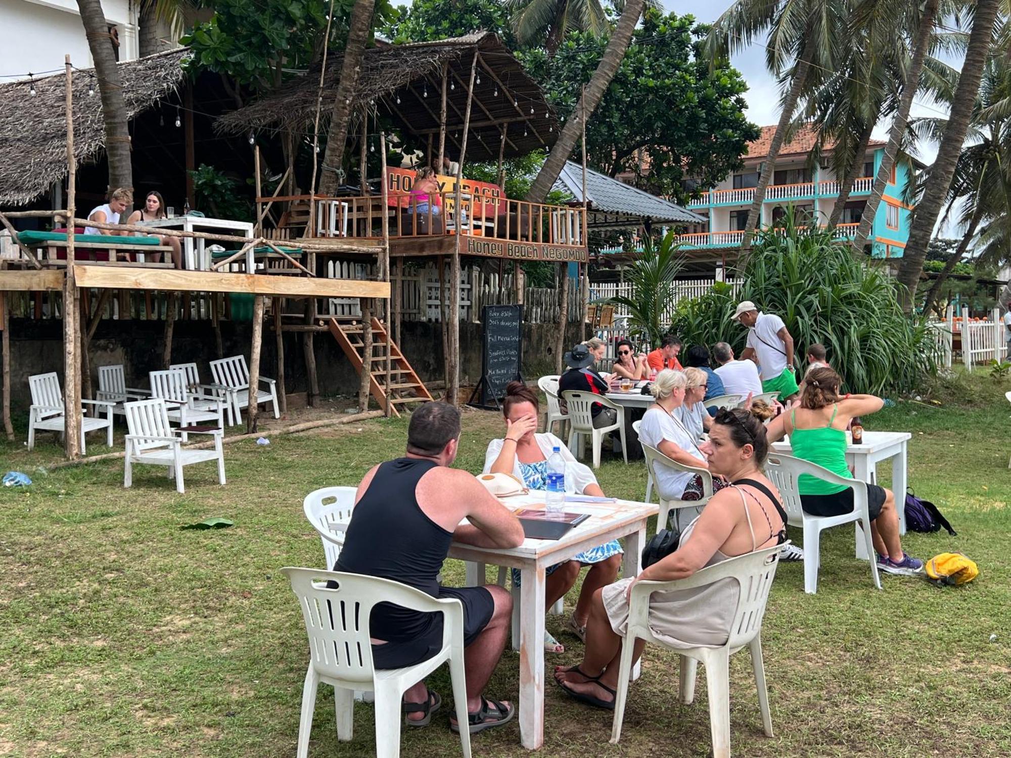 Honey Beach Hostel Негомбо Экстерьер фото