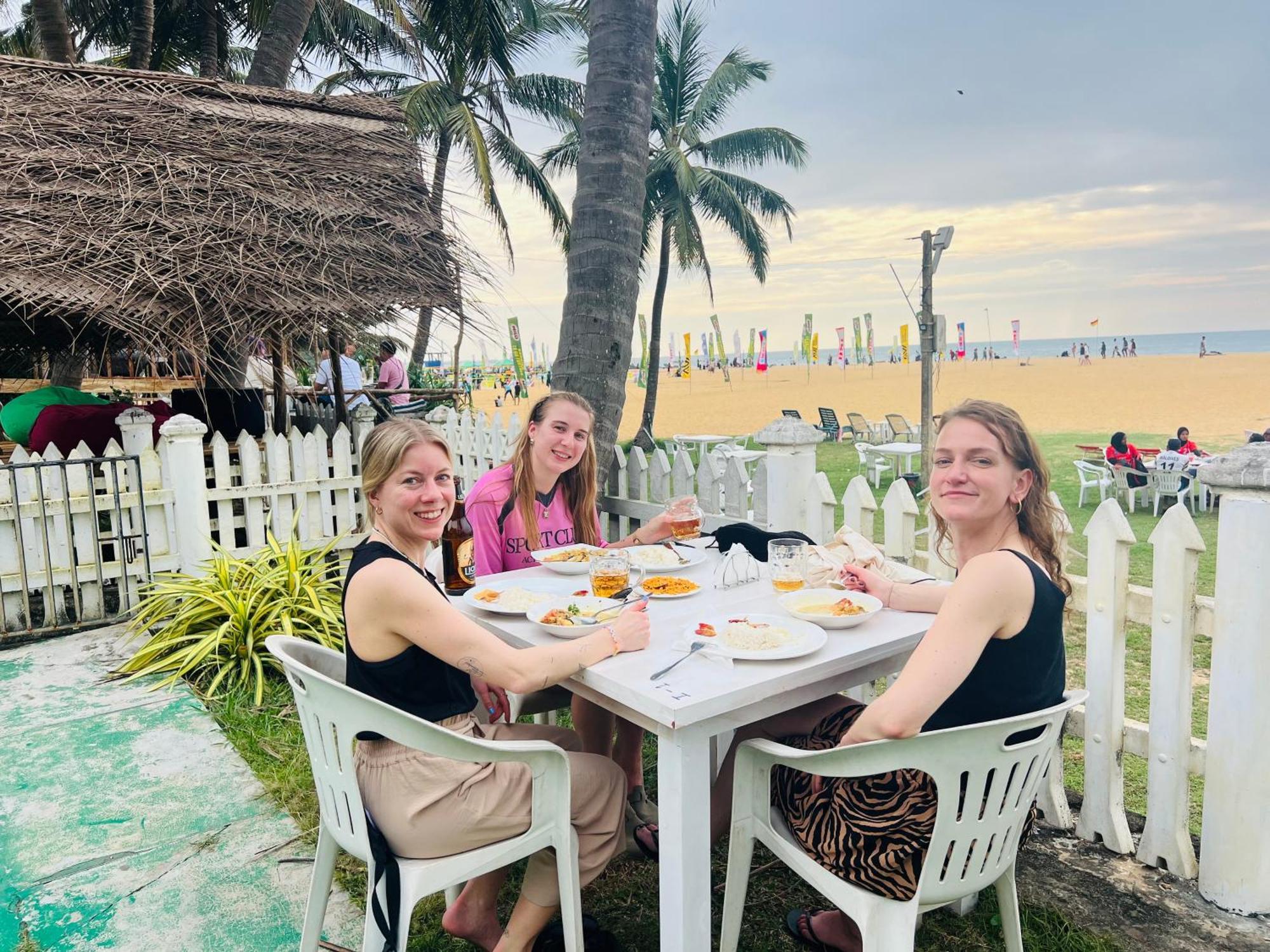 Honey Beach Hostel Негомбо Экстерьер фото